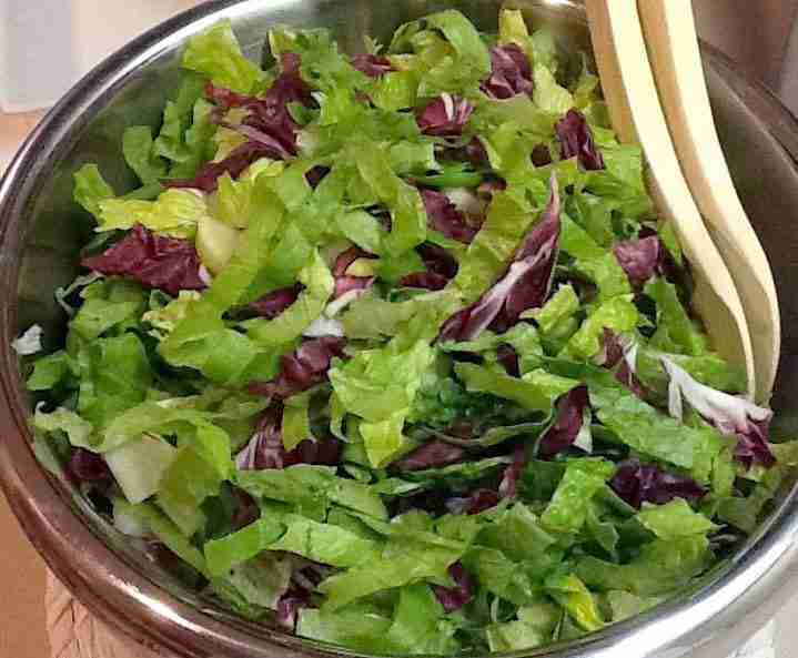 Insalata mista con lattuga romana, canasta e radicchio