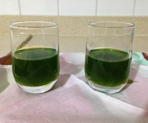 Liquore di alloro nei bicchieri