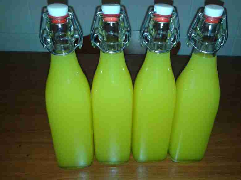 Bottiglie di limoncello fatto in casa