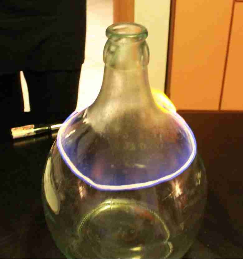 Filo infuocato intorno al vaso di vetro per la composizione di piante grasse