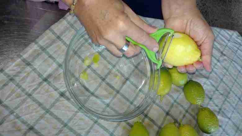 Pelare il limone per la preparazione del limoncello fai da te