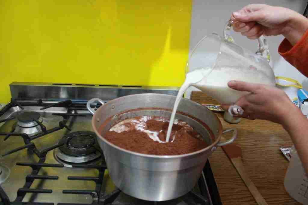 Preparazione della ricetta del liquore al cioccolato