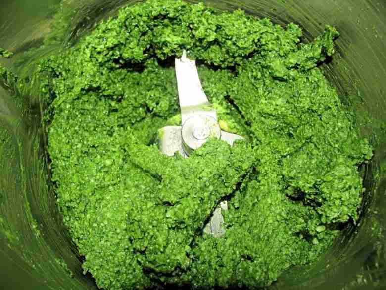 Pesto di basilico passato al mixer