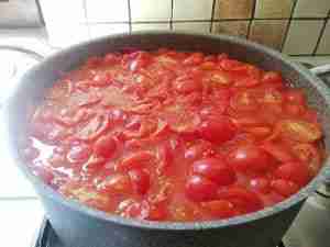 Passata di pomodori in cottura
