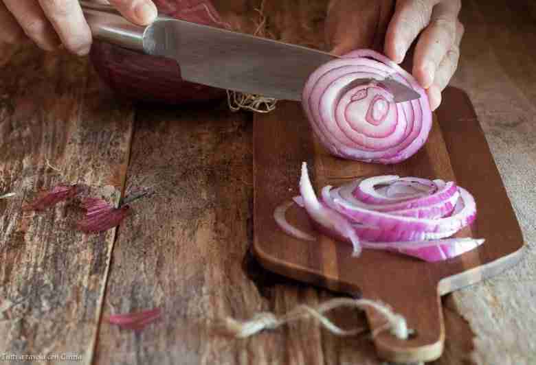 come tagliare le cipolle senza far lacrimare gli occhi