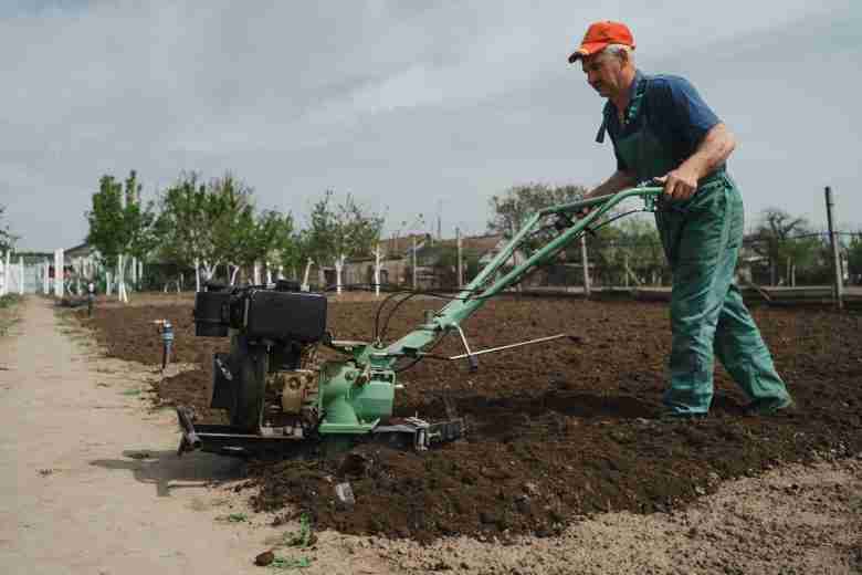 Lavorazione del terreno con la motozappa